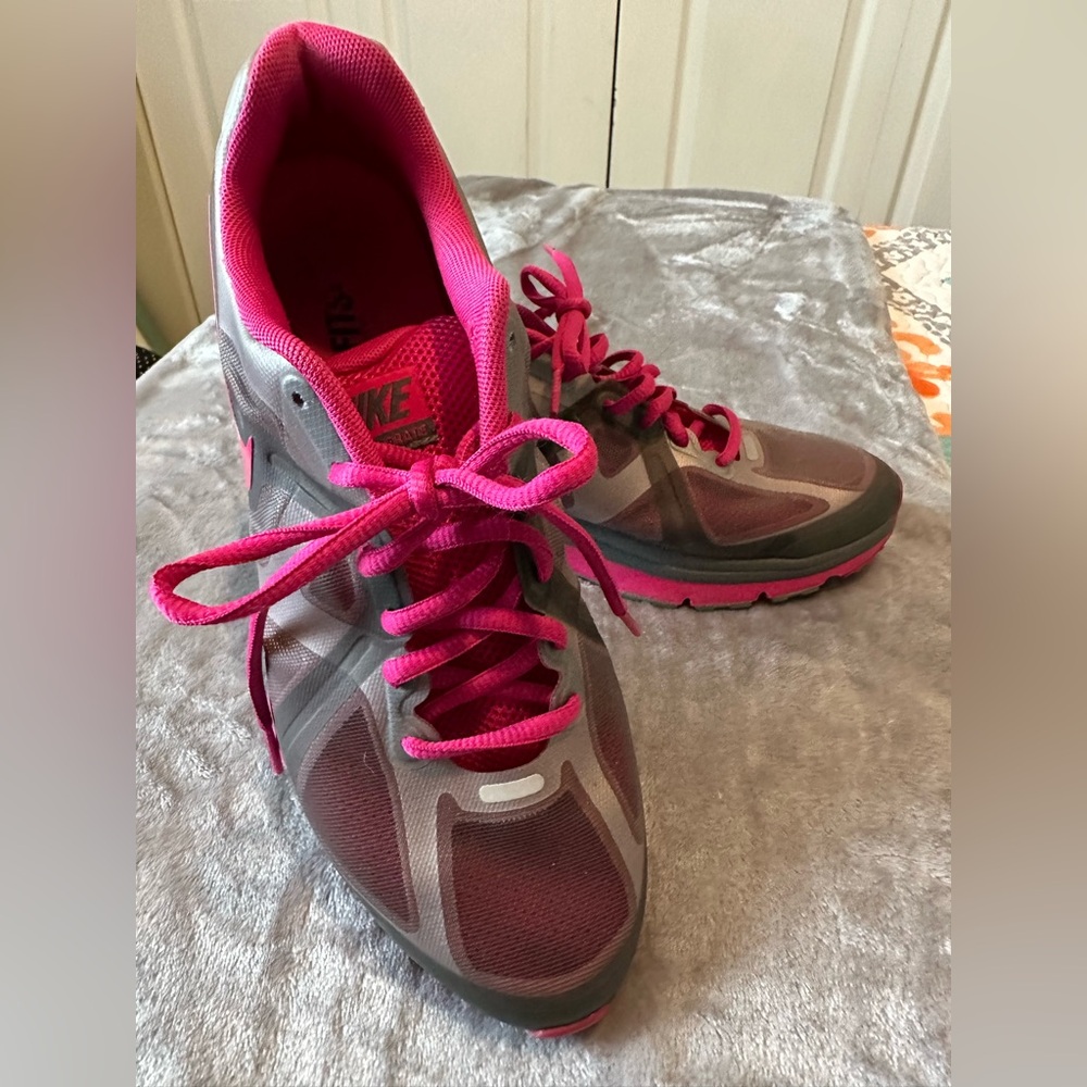 Women’s Nike Air Max Excellerate Pink & Gray Running Shoes Size 9.5